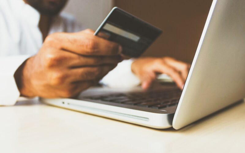 De Bästa Strategierna för att Minska Kreditkortsbedrägerier inom E-handel